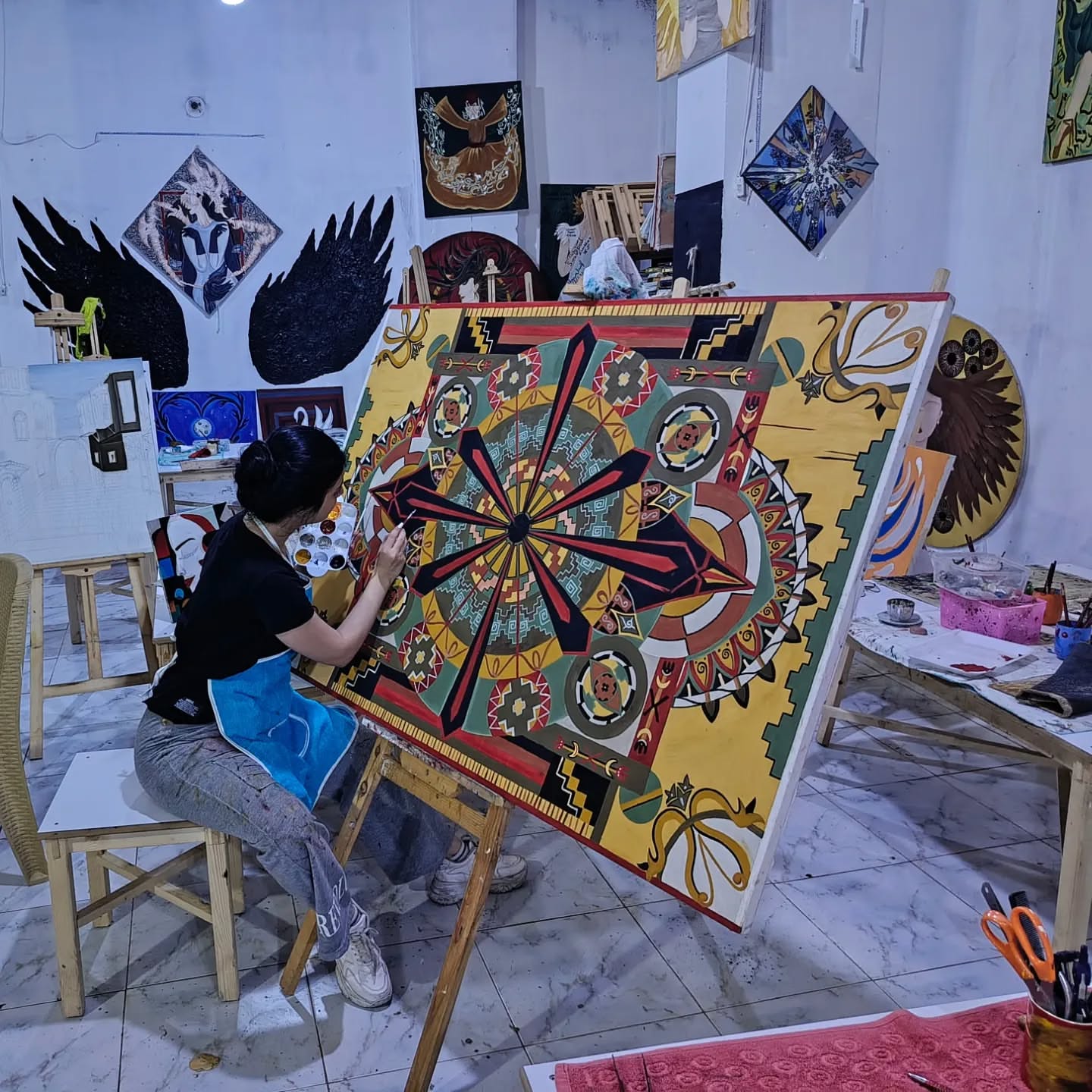 رينا في مرسمها
