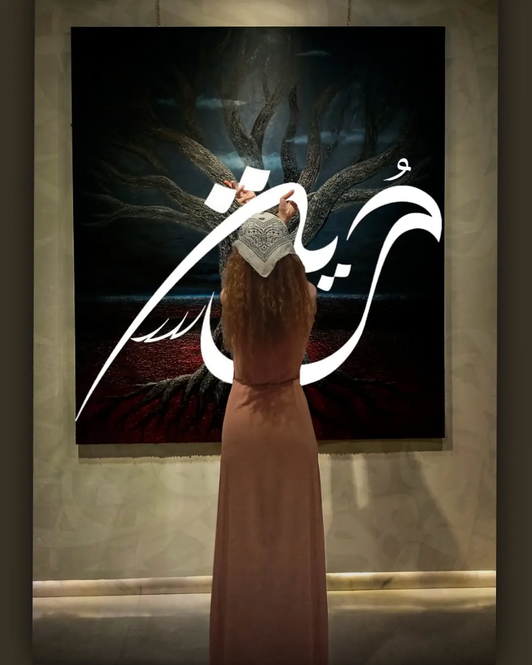 لوحة حرية - حنين خليل مع عمل سناء الأتاسي